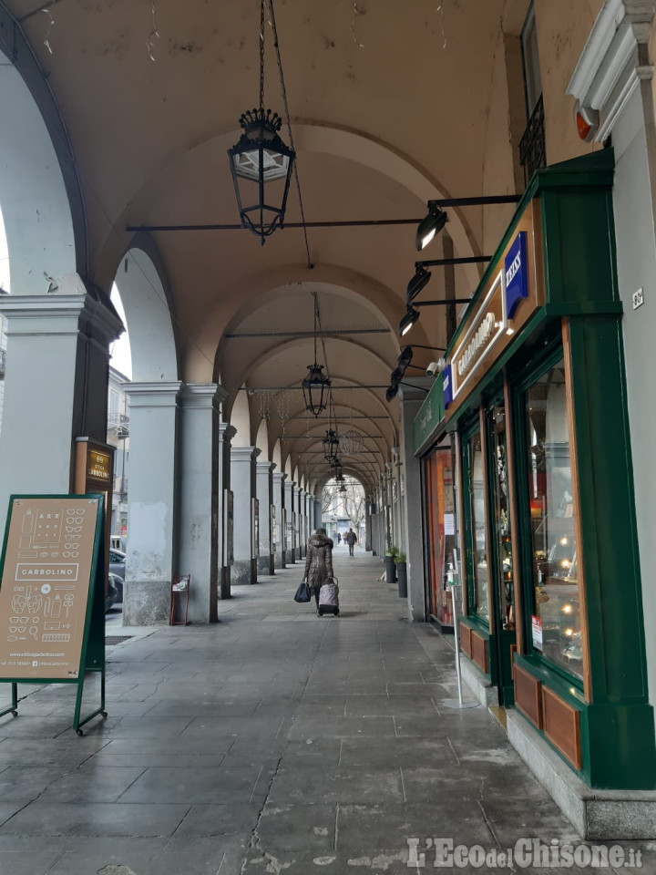 Oggi primo giorno in zona rossa, aspettando il Natale, il vademecum delle regole da osservare