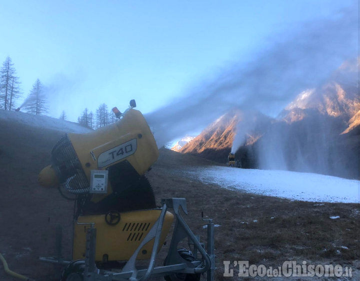 Prali: i cannoni hanno iniziato a produrre neve programmata ma l'apertura è ancora lontana