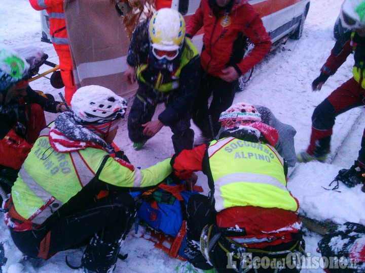 Prali: travolto da valanga fuori pista, sciatore lievemente ferito