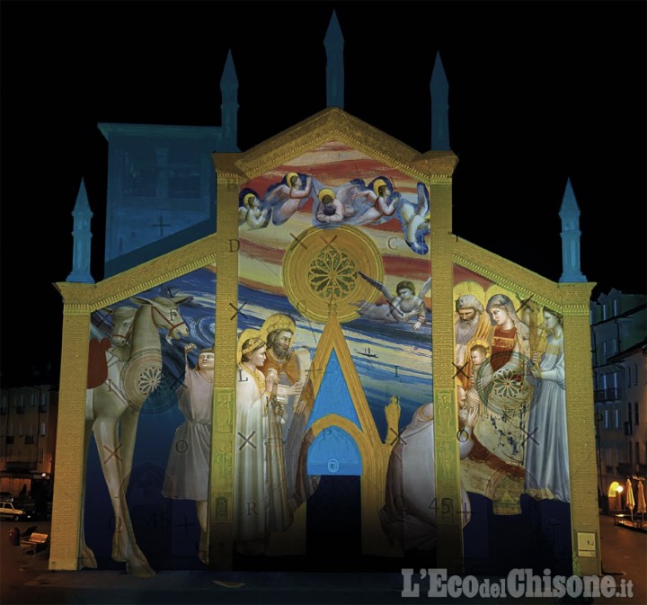 È già Natale a Pinerolo: da oggi le proiezioni luminose sulla facciata del Duomo e sul Municipio
