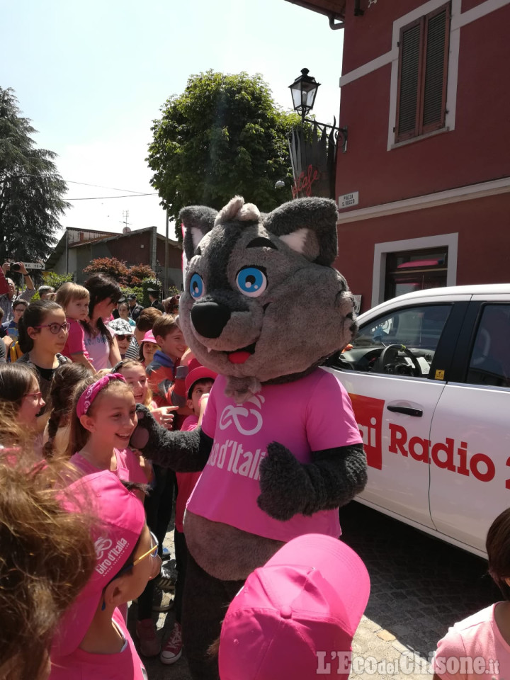 Il Giro sta attraversando Saluzzo: otto in fuga
