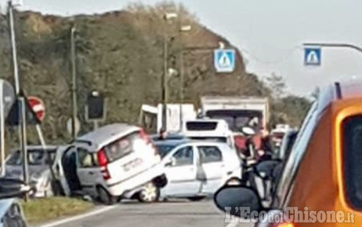 Rivalta: scontro tra auto in strada san Luigi, un ferito