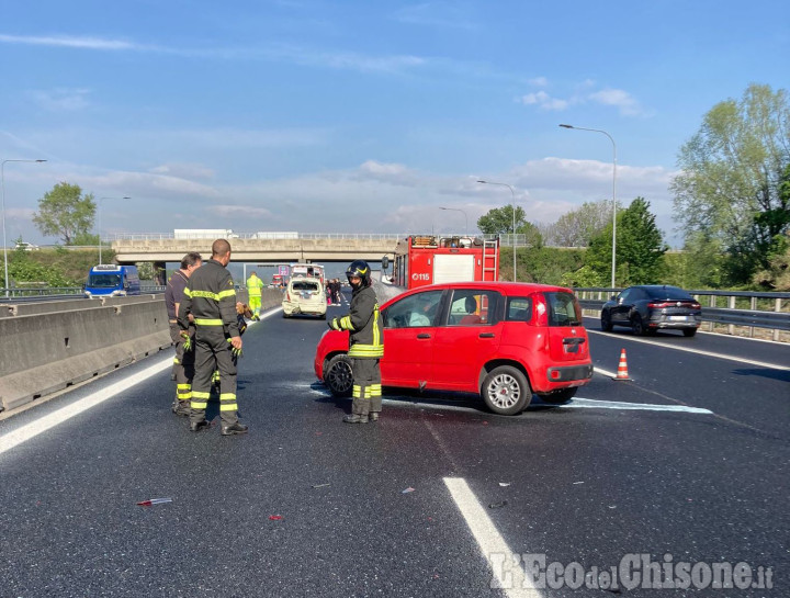 Rivalta: scontro in tangenziale, auto a fuoco dopo un tamponamento 