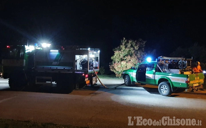 Fiamme nei boschi di Rorà, Vigili del fuoco e Aib in azione nella notte