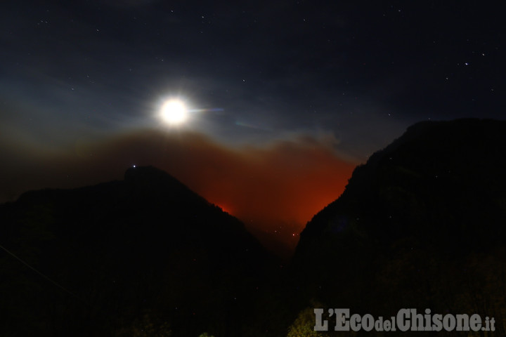 Il fuoco a 40 metri dalle case Chasteiran, poi il vento lo ha deviato