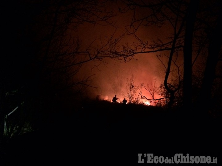 Aib al lavoro nella notte: Bourcet risparmiata dall&#039;incendio. Il video dell&#039;abitante