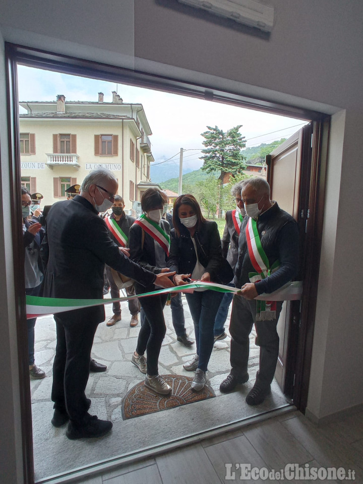 Roure: taglio del nastro per il nuovo municipio e per la panchina rossa