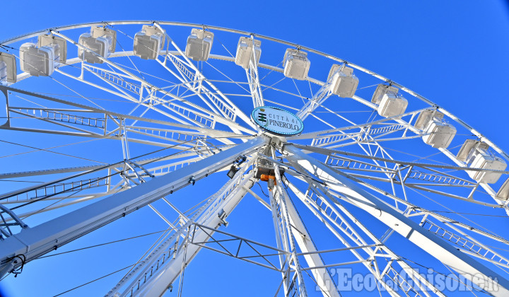 Pinerolo: la ruota panoramica starà in città fino al 25 febbraio 