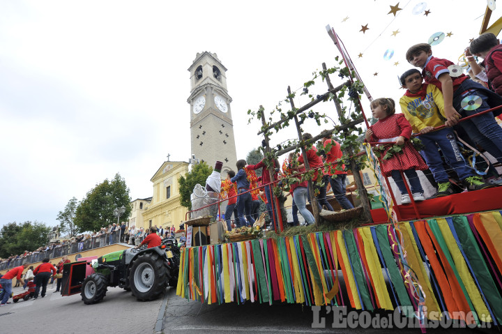 Bricherasio, Sagra dell&#039;Uva: taglio del nastro e carri allegorici