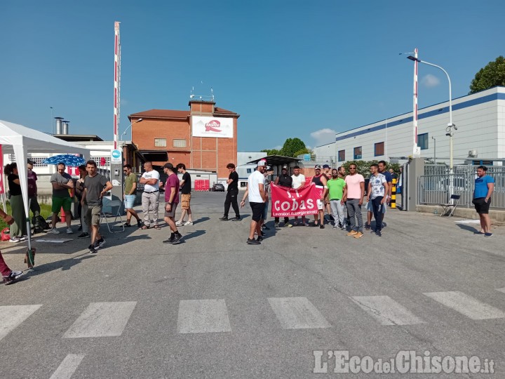 Agitazione davanti alla Raspini: i lavoratori chiedono lo stop al sistema degli appalti