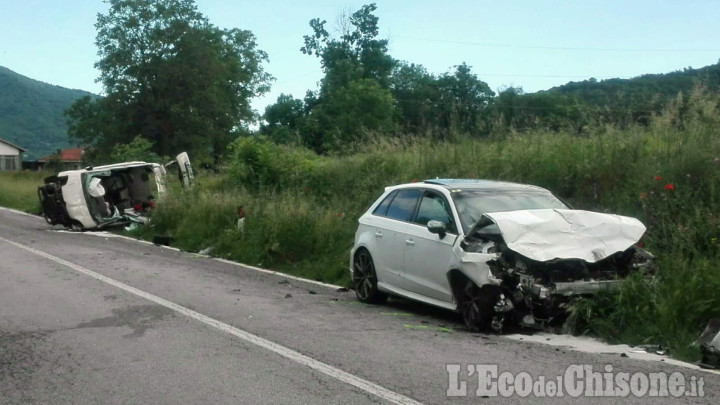 Schianto frontale alla periferia di Sanfront, tre i feriti