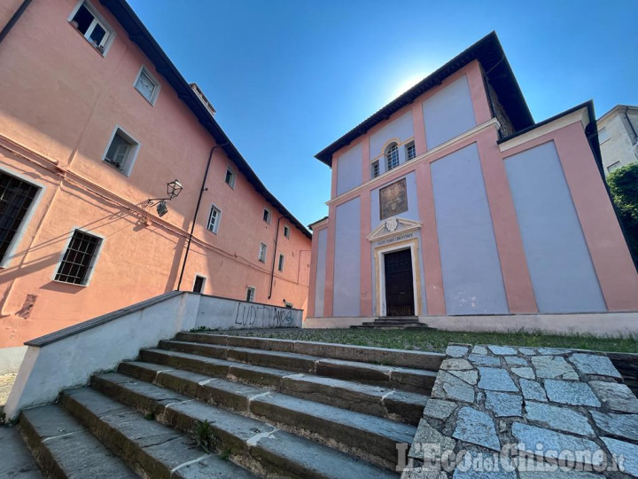 Pinerolo: imbrattano la facciata della Chiesa di S. Agostino, già individuate le responsabili dell'atto vandalico.