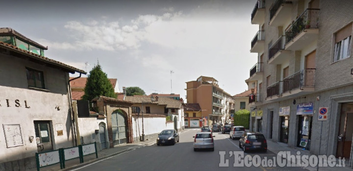 Orbassano: auto contro moto, biker lievemente ferito