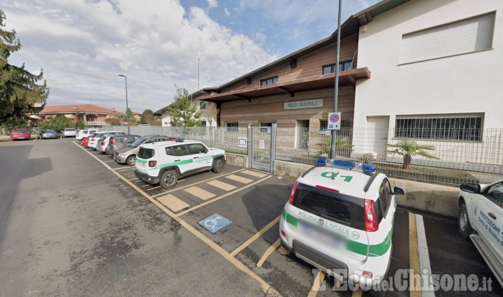 Rivalta: trova 900 euro per strada e due carte di credito, consegna tutto alla Polizia locale