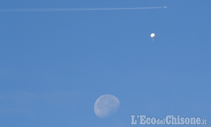 La foto vincitrice della settimana: scie bianche nel cielo blu