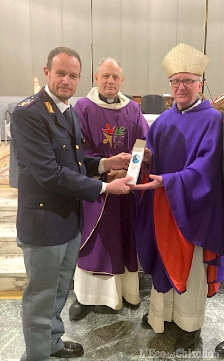 La Polizia consegna al vescovo di Pinerolo l'ampolla d'olio in memoria delle vittime di mafia