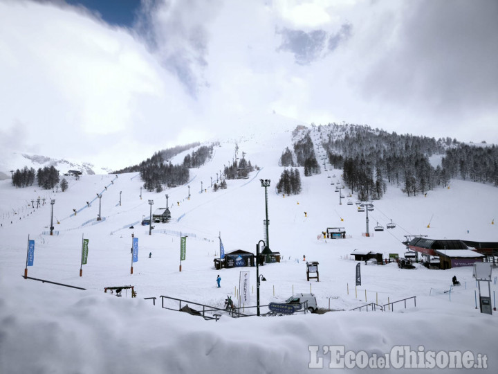 Nevicata d'aprile a Sestriere: finale in bianco per una stagione con poca neve e tanti turisti