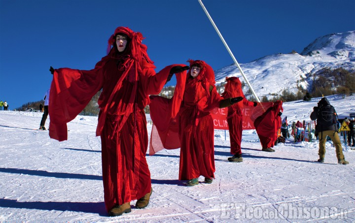 Protesta di Extintion Rebellion alla Coppa del Mondo di sci di Sestriere: «Bye bye neve, la crisi climatica è già qui»