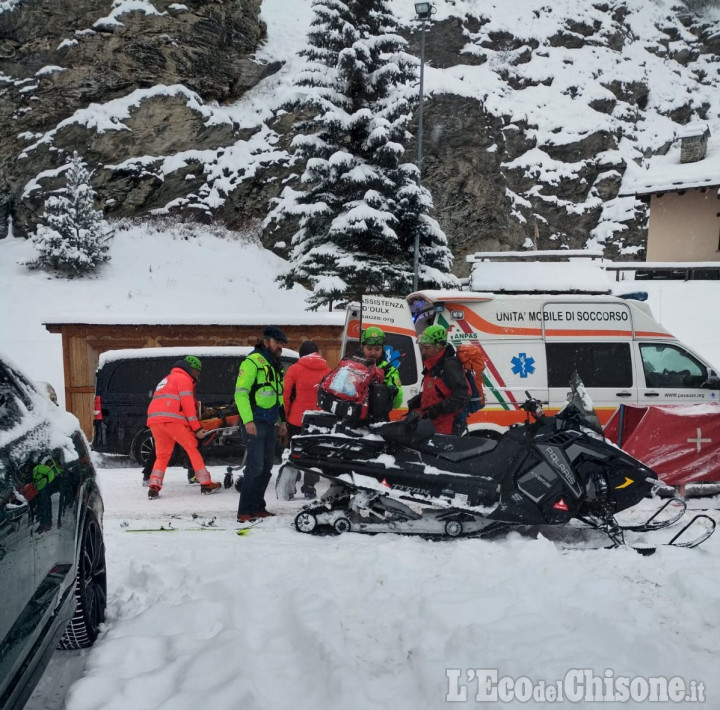 Cade con lo slittino a Sestriere: ventitreenne soccorso con una sospetta frattura