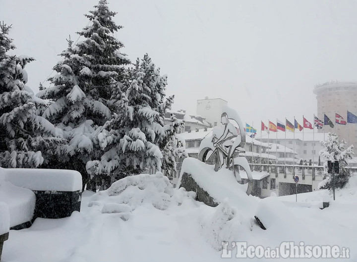 Sestriere sotto una fitta nevicata. Da oggi scatta l'obbligo di pneumatici da neve o catene