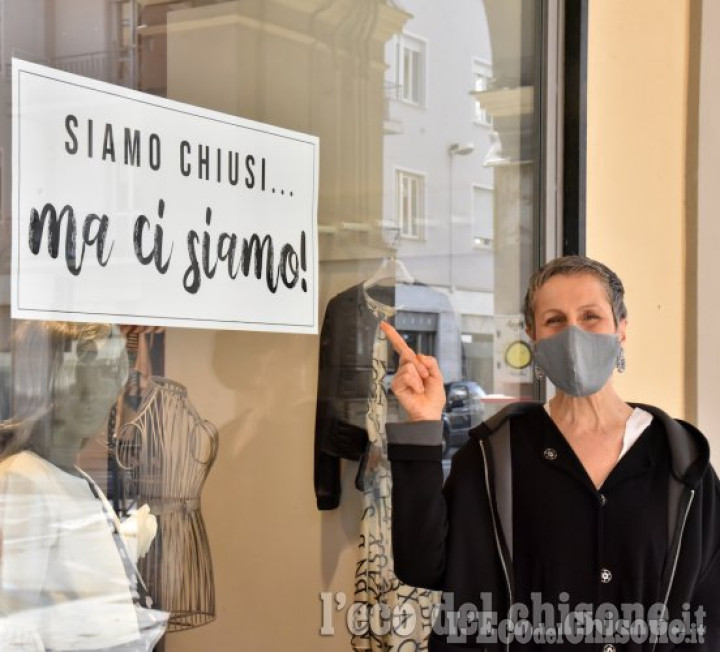 «Siamo chiusi ma ci siamo»: l'onda della protesta nata a Pinerolo arriva fino a Genova