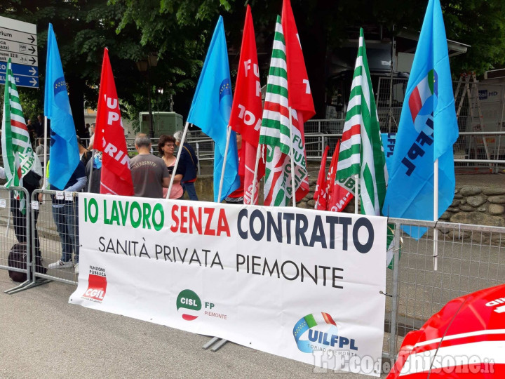 Al Giro sindacato e politica a colpi di striscioni