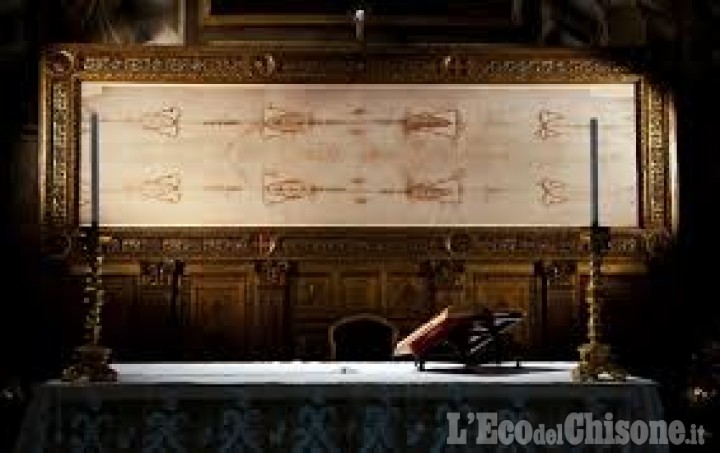 Sindone di Torino: il Sabato Santo l'ostensione virtuale con Mons. Nosiglia in preghiera