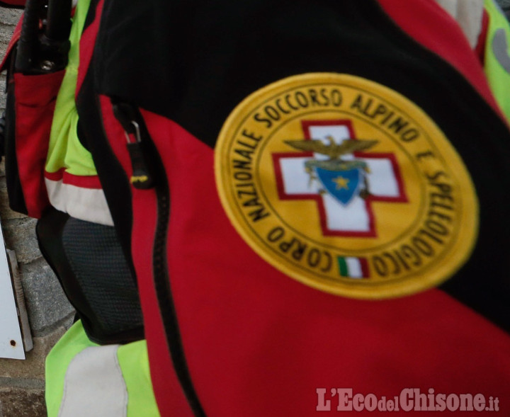 Bobbio Pellice: auto fuori strada vicino al Pra, quattro persone ferite