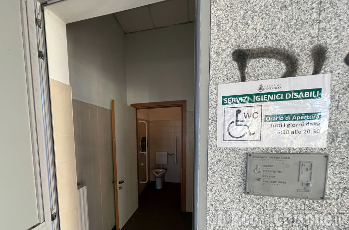 Stazione di Pinerolo: troppi atti vandalici, i servizi igienici non riapriranno