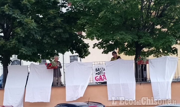 Lenzuola contro la strage di innocenti a Gaza