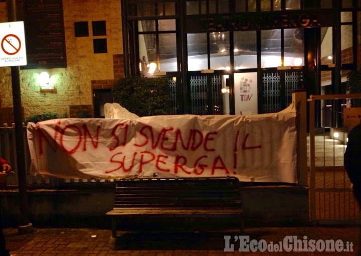 Nichelino: «Non si svende il Superga», la protesta dei drappi di Sel e Prc