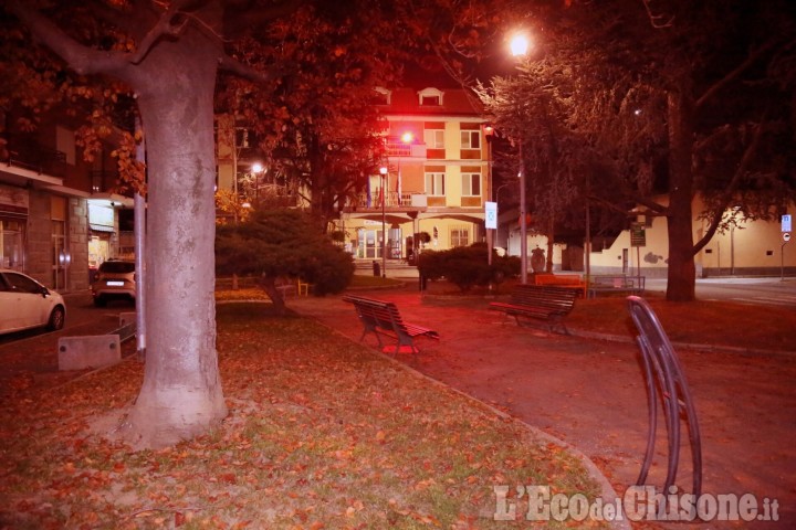 None: il giardino fronte municipio illuminato di rosso