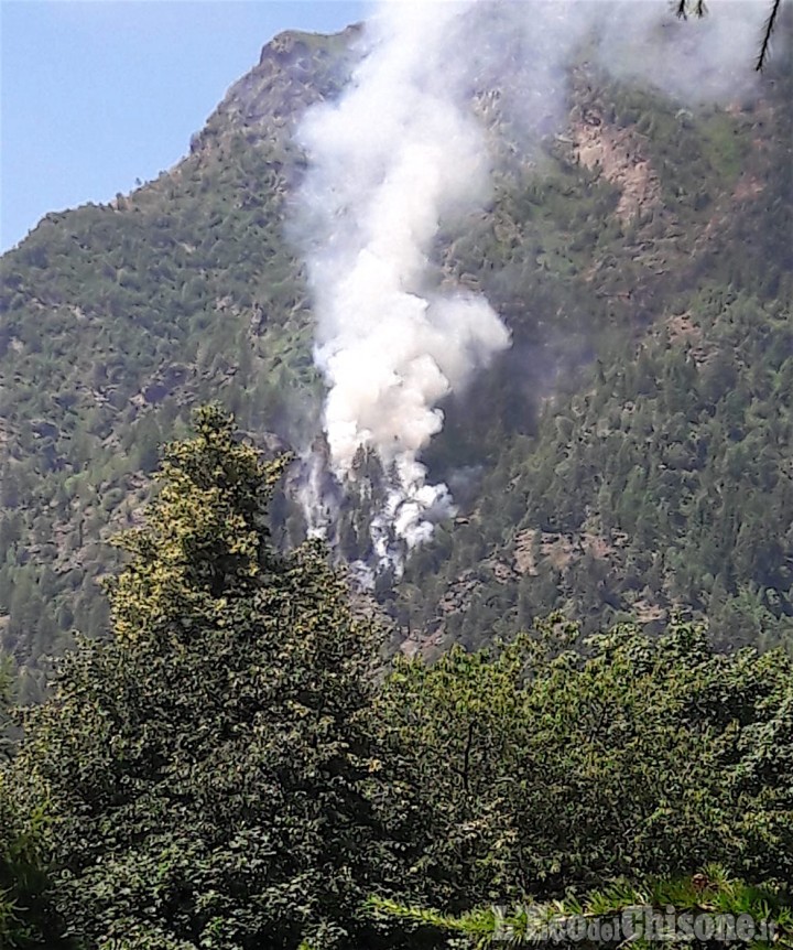 Torre Pellice: un elicottero e un canadair per domare l&#039;incendio sul monte Vandalino