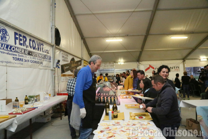 A Torre S. Giorgio, tutti pazzi per il fritto misto: stasera musica e street food