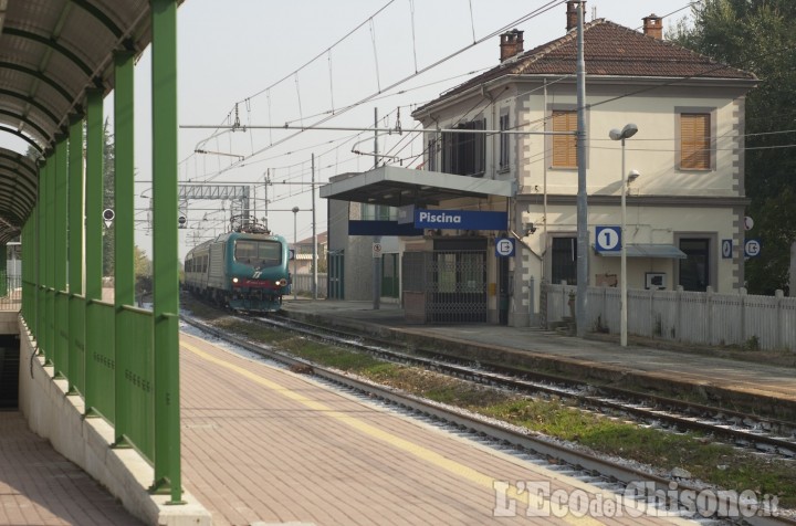 Treno &quot;a bassa capacità&quot;: pendolari «come acciughe» sulla linea per Torino