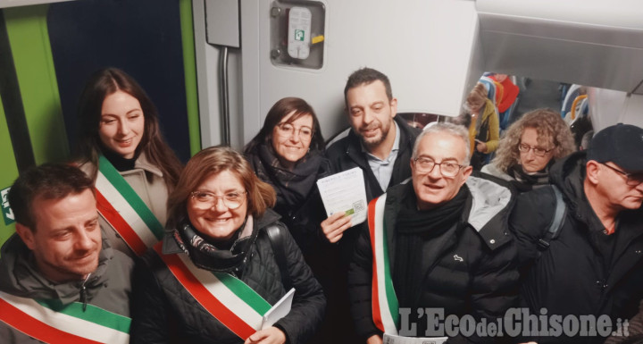 Treno Pinerolo-Torino, la protesta di Consiglieri Pd e sindaci per denunciare i disservizi della tratta. 