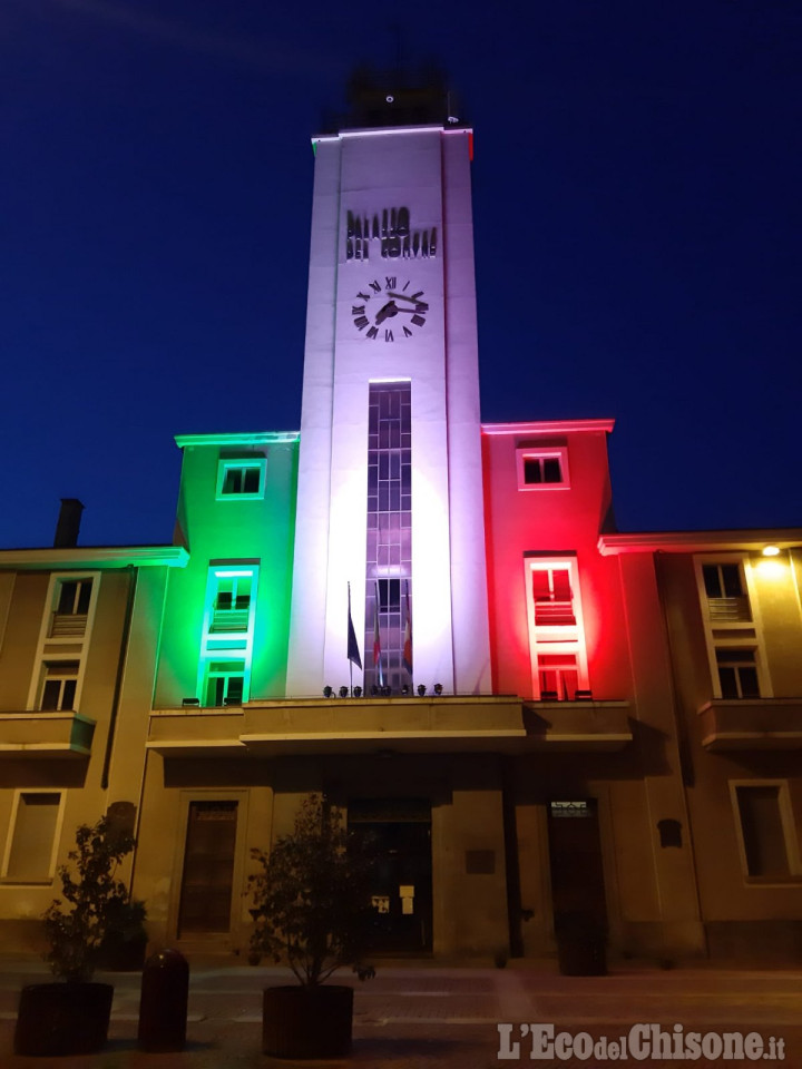 Coronavirus Covid-19: luce tricolore sul Municipio di Pinerolo, "restate a casa"