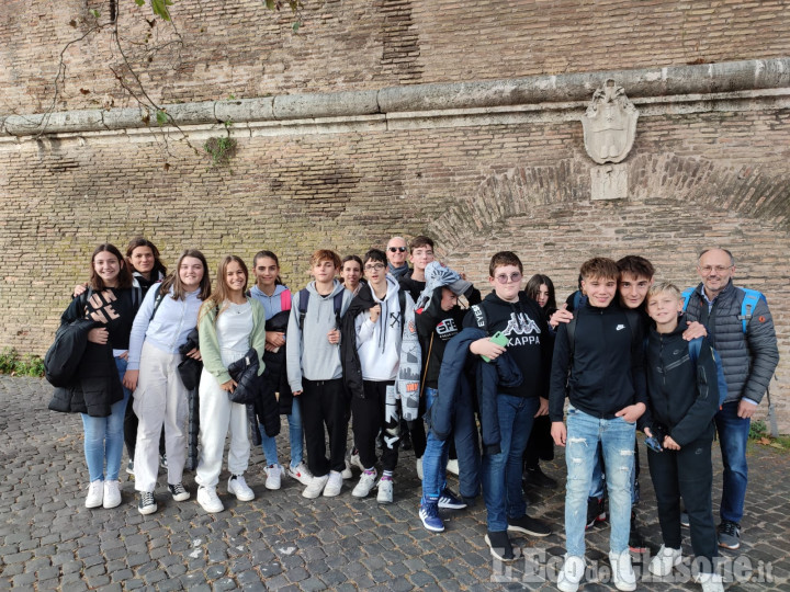 Una delegazione delle scuole di Cavour e Villafranca ieri ha incontrato Papa Francesco