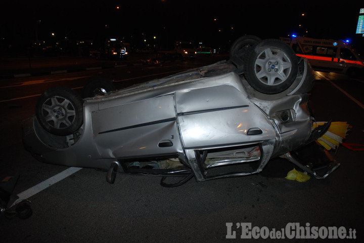 Auto contro semaforo, tre morti: le vittime sono due fratelli di Rivalta e un 20enne di Orbassano