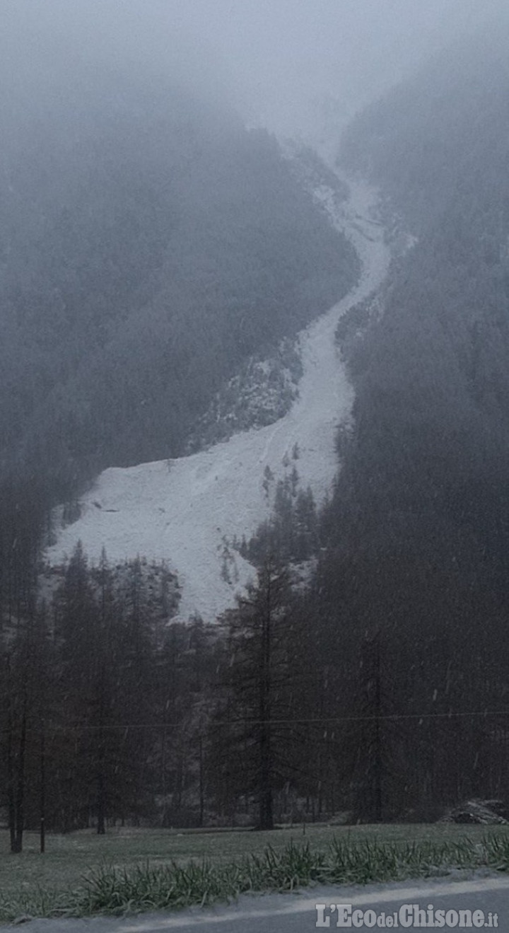 Valanghe in alta Val Chisone, piccolo smottamento lungo la Provinciale del Sestriere