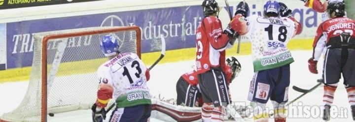 Hockey ghiaccio, ad Asiago fa la differenza la grinta dei locali: Valpe sconfitta in gara tre di playoff