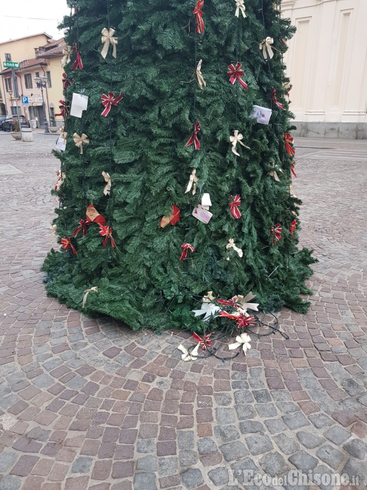 Orbassano: danneggiato dai vandali il grande albero di Natale in piazza Umberto I