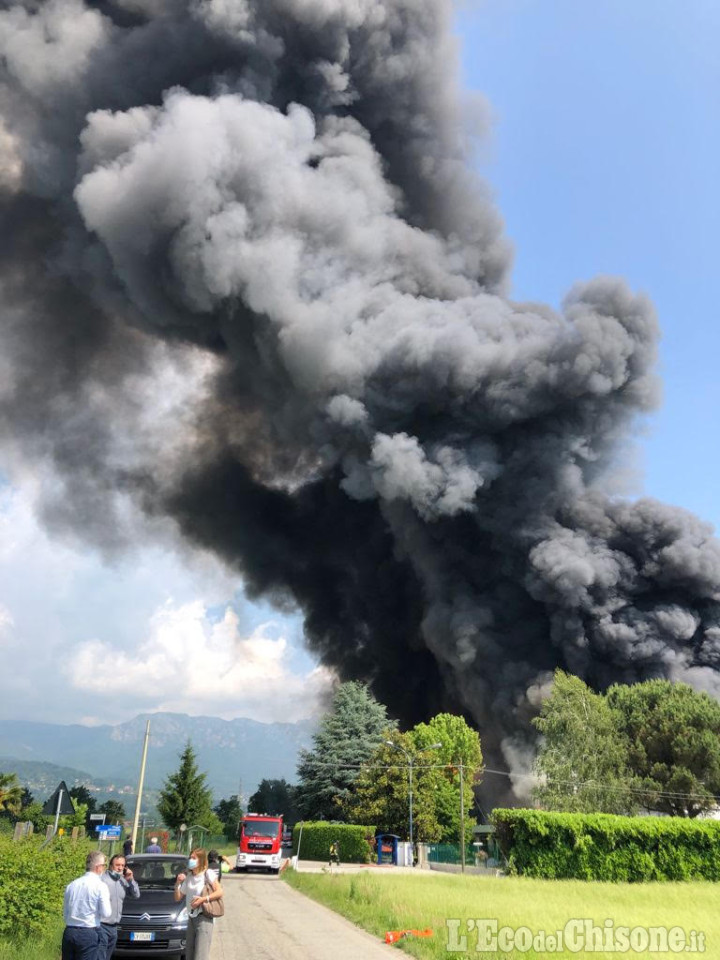 In fiamme fabbrica di vernici: paura a Roletto