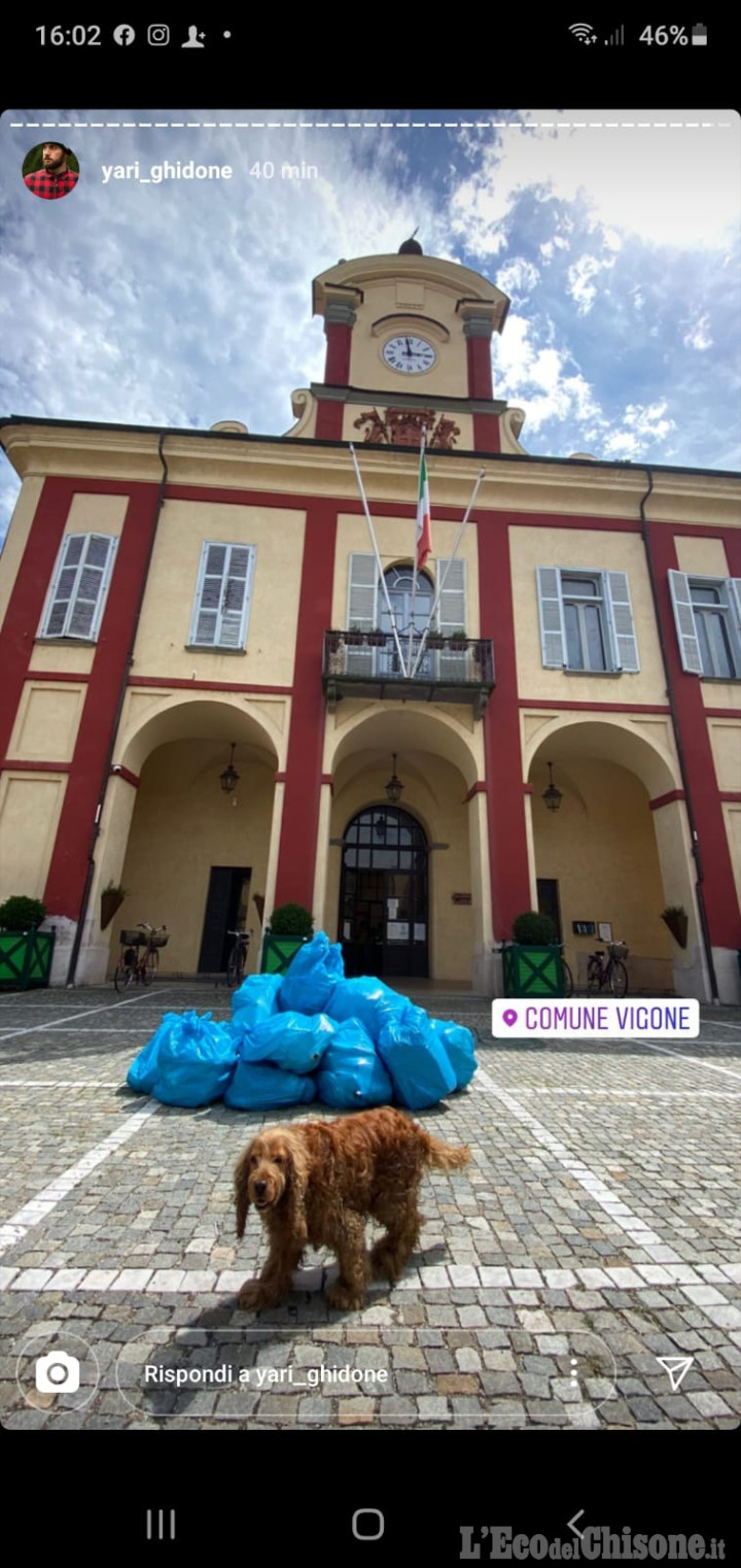 Vigone: pulisce la spiaggia del Pellice e porta i rifiuti davanti al Municipio