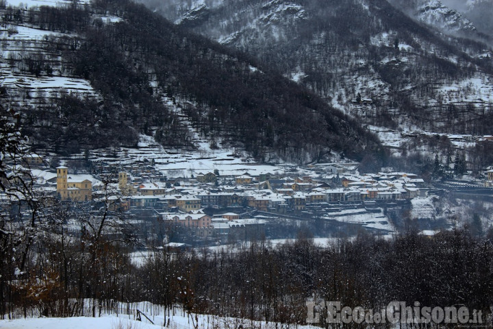 La foto vincitrice della settimana: Villar Pellice, è arrivata la neve in borgata