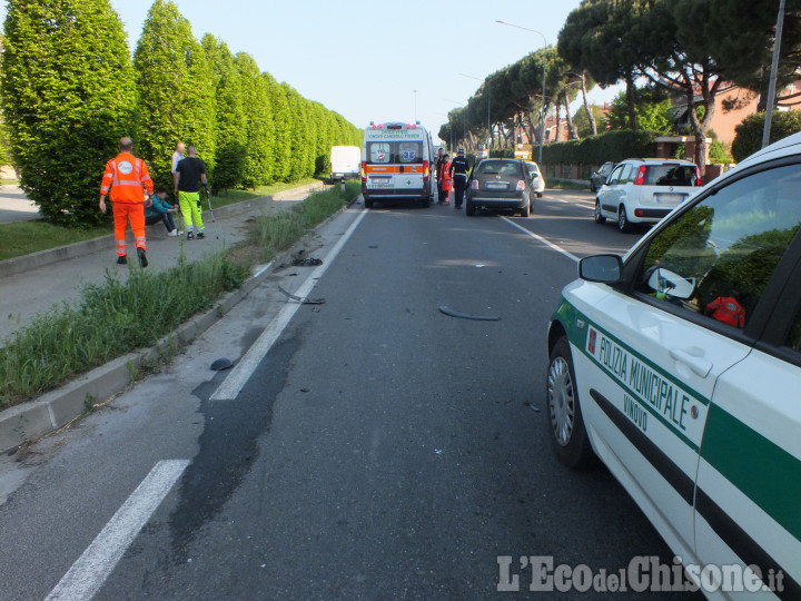 Vinovo: furgone urta un&#039;auto e invade la pista ciclabile, una donna in ospedale