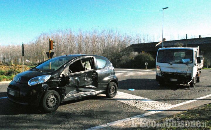 Vinovo: autocarro contro auto sulla Sp143, due feriti