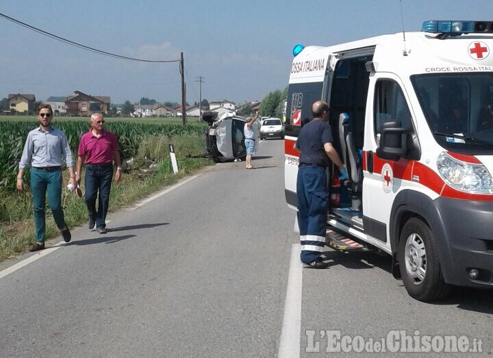 Virle: auto fuori strada sulla Provinciale per Carignano, due feriti
