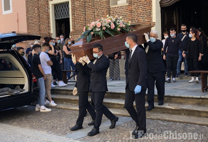 Volvera, lutto cittadino per i funerali della donna uccisa dall'ex compagno: «Cristina amava la vita»