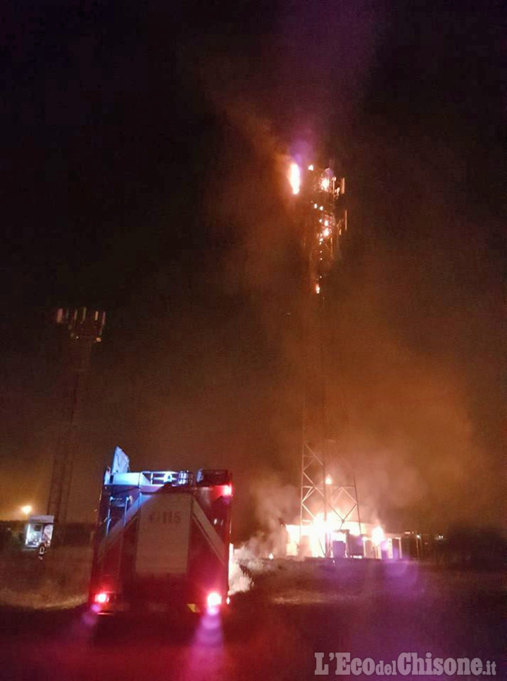 Volvera: in fiamme l&#039;antennone di viale Europa Unita